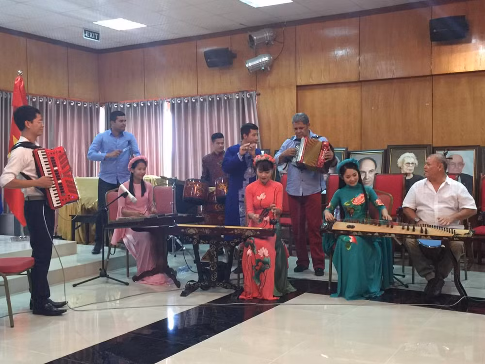 “Rey Vallenato” Álvaro Meza actúa en Hanoi ảnh 1