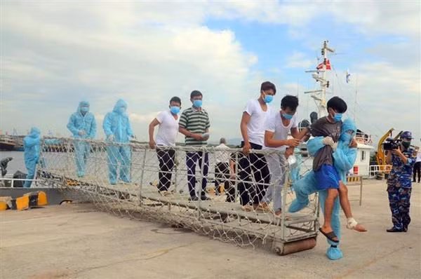 Rescatan a seis pescadores accidentados en aguas vietnamitas de Truong Sa ảnh 1