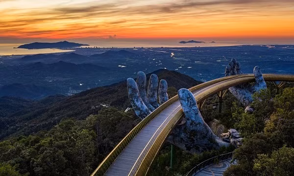 Ponen en funcionamiento sistema de teleférico en Puente Dorado de Vietnam ảnh 1
