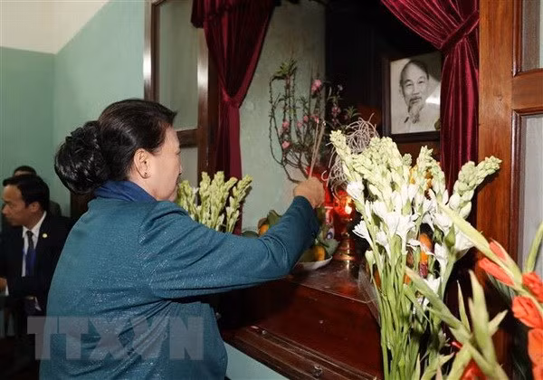 Máxima legisladora de Vietnam rinde homenaje al Presidente Ho Chi Minh ảnh 1