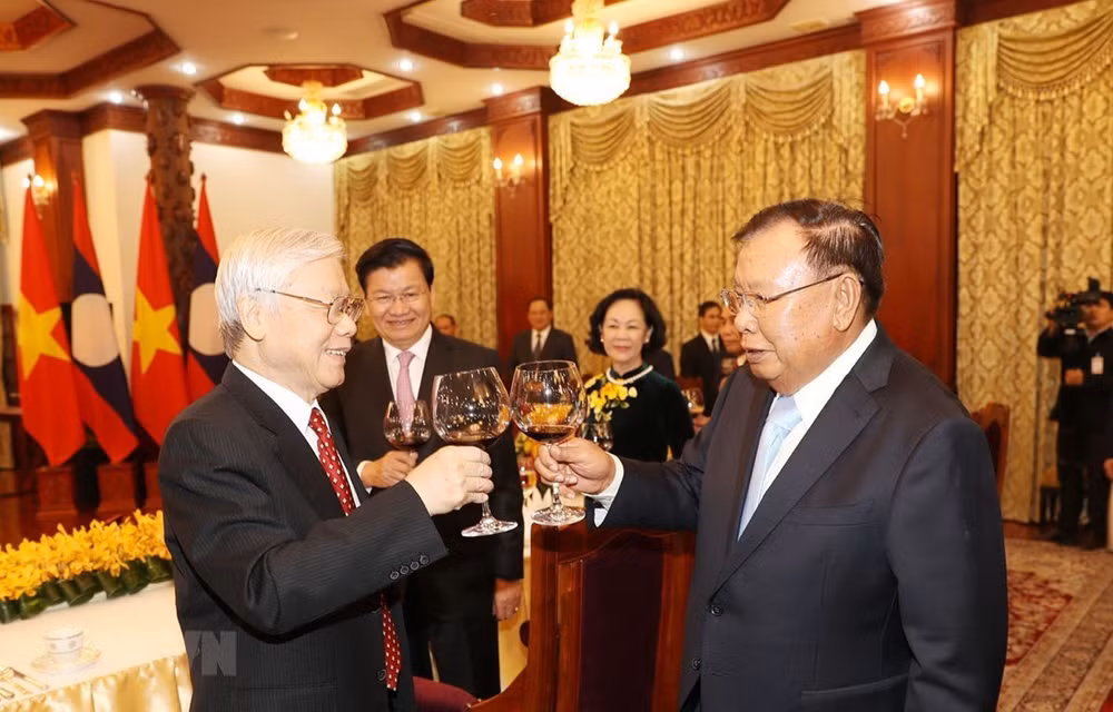 Ratifican relaciones de gran amistad y solidaridad especial entre Vietnam y Laos ảnh 1