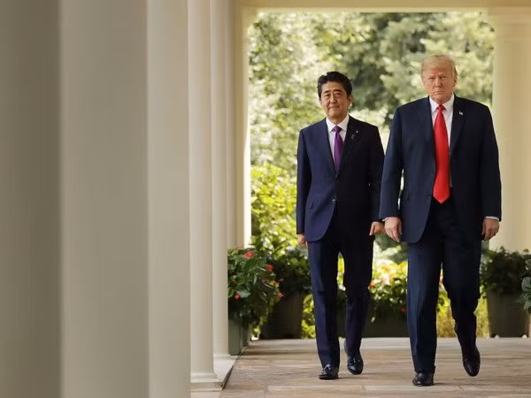 Confía premier japonés en que Trump transmite preocupaciones de Tokio en su reunión con Kim ảnh 1