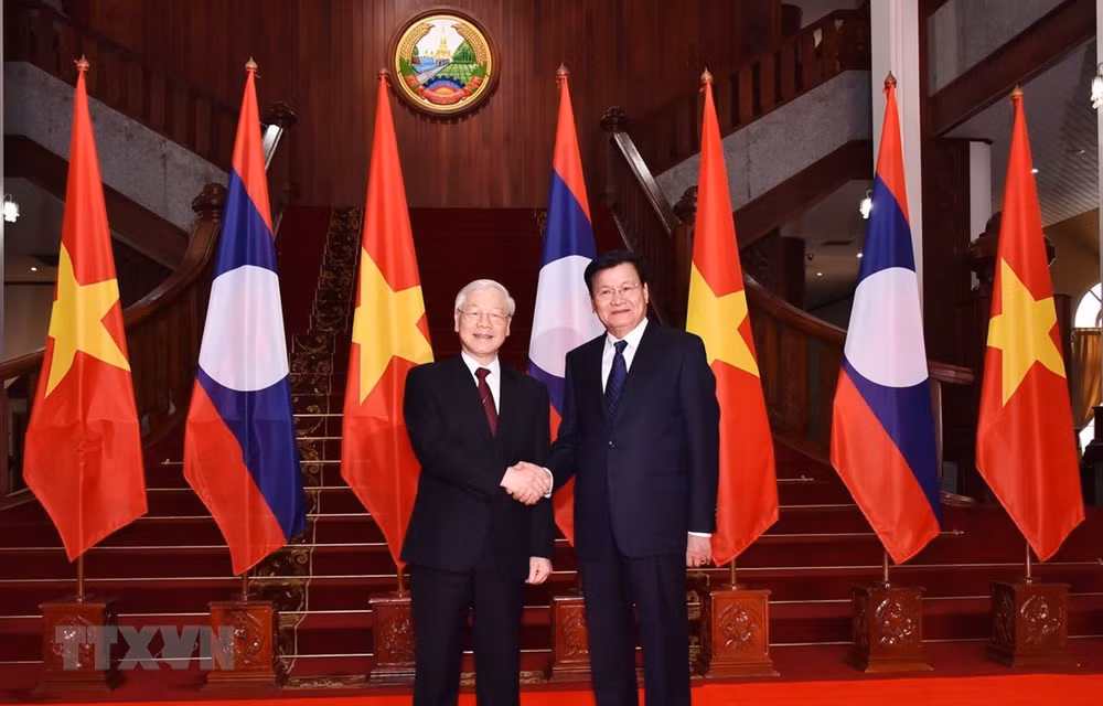 Máximo político vietnamita se reúne con dirigentes laosianos ảnh 1
