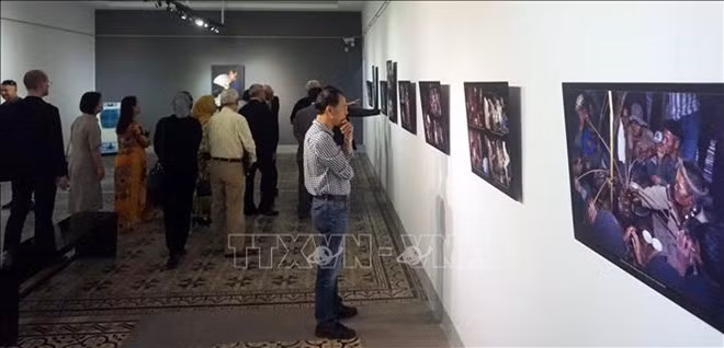 Exhiben en Vietnam fotos de científico húngaro sobre la etnia Bru – Van Kieu ảnh 1