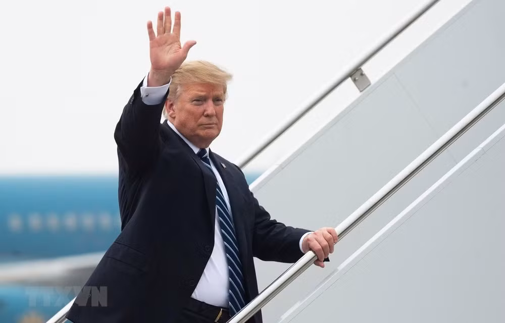 Trump parte de Hanoi rumbo hacia Estados Unidos ảnh 1