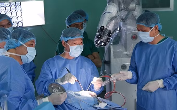 Hospital vietnamita realiza con éxito su primera cirugía asistida por robot ảnh 1 Hospital vietnamita realiza con éxito su primera cirugía asistida por robot ảnh 1