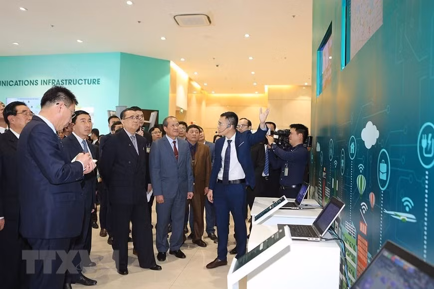 Delegación norcoreana visita complejo de producción de empresa vietnamita Viettel ảnh 1 Delegación norcoreana visita complejo de producción de empresa vietnamita Viettel ảnh 1