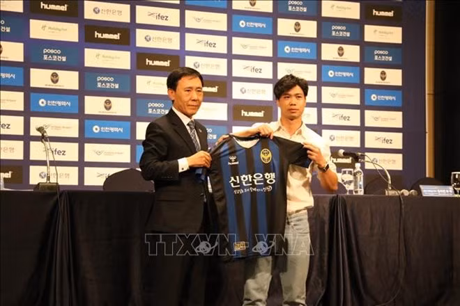 Presenta club surcoreano Incheon United al futbolista vietnamita Cong Phuong como su nuevo fichaje ảnh 1