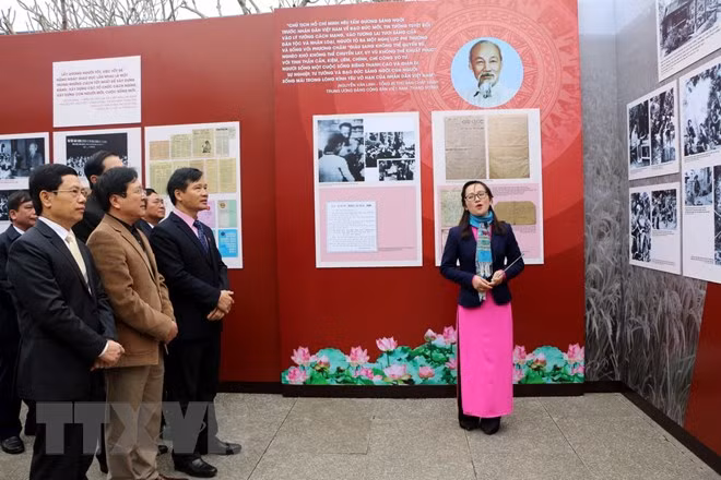 Exposición artística celebra llegada de la primavera y fundación del Partido Comunista de Vietnam ảnh 1