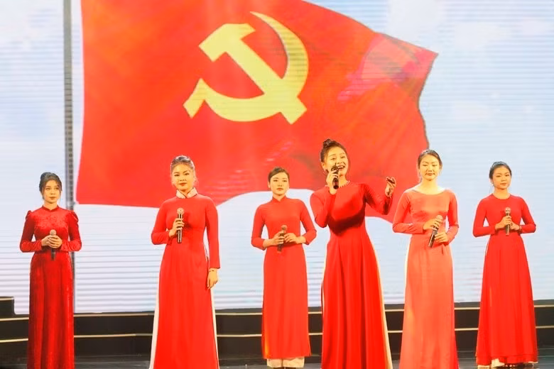 Programa de arte resalta papel del Partido Comunista de Vietnam ảnh 1