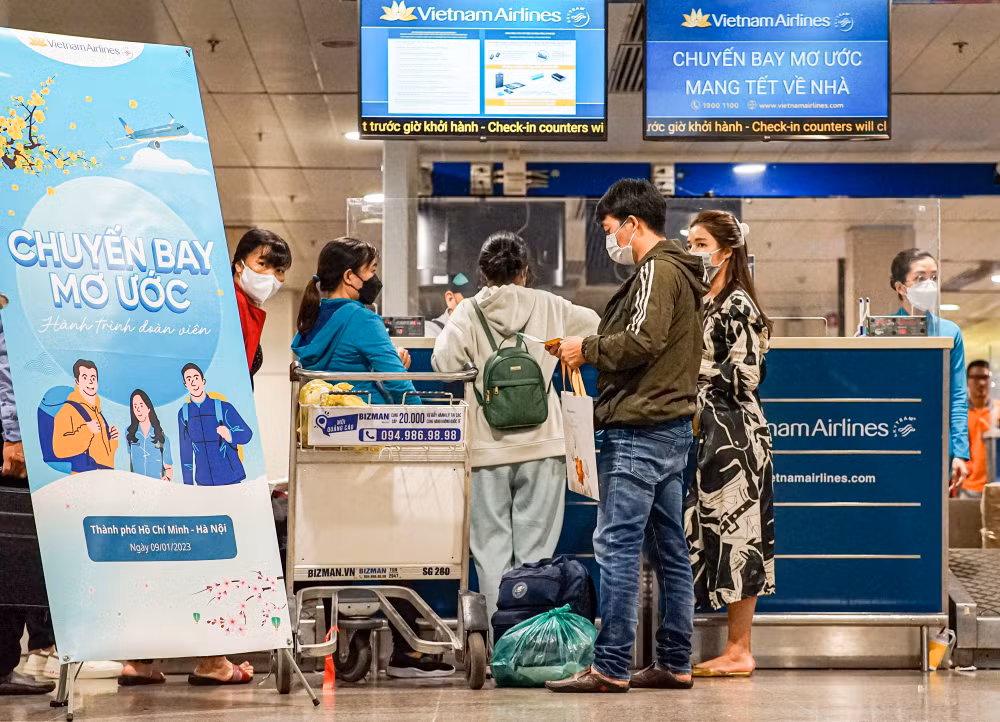 Más de 100 trabajadores desfavorecidos regresan a casa para el Tet en vuelo gratuito de Vietnam Airlines ảnh 1
