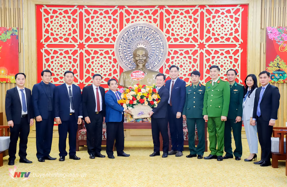 Representantes laosianos visitan provincia vietnamita de Nghe An por motivo de Tet ảnh 1