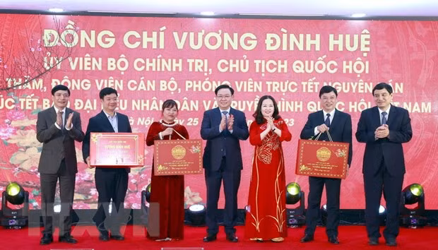 Dirigente legislativo vietnamita envía saludos del Tet a dos medios de comunicación ảnh 1