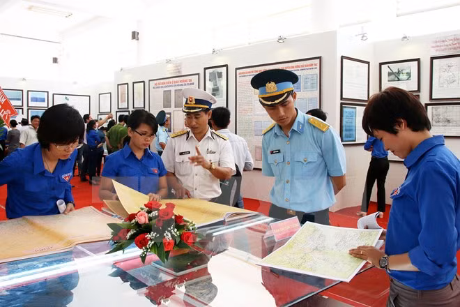 Exposición documental ratifica soberanía marítima vietnamita ảnh 1