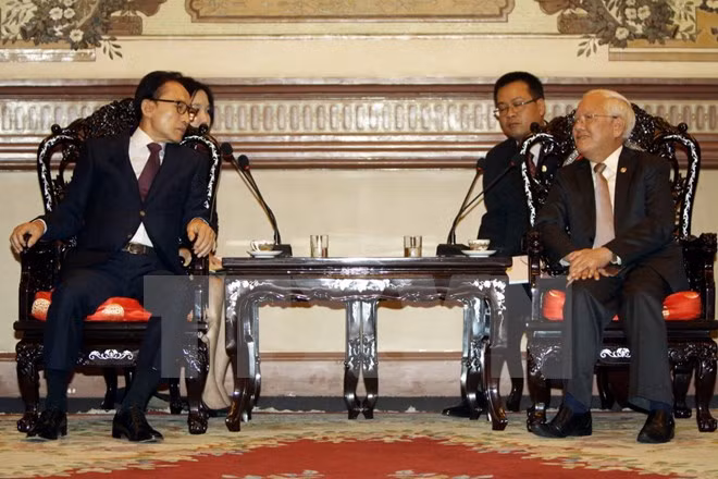 Expresidente sudcoreano Lee Myung Bak visita Ciudad Ho Chi Minh ảnh 1