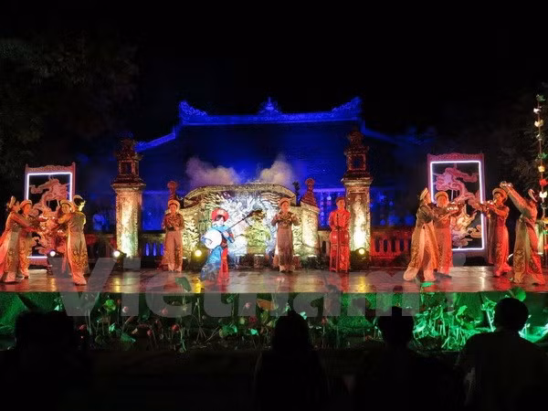 Deleitan al público melodías de música y danza real de Vietnam ảnh 1