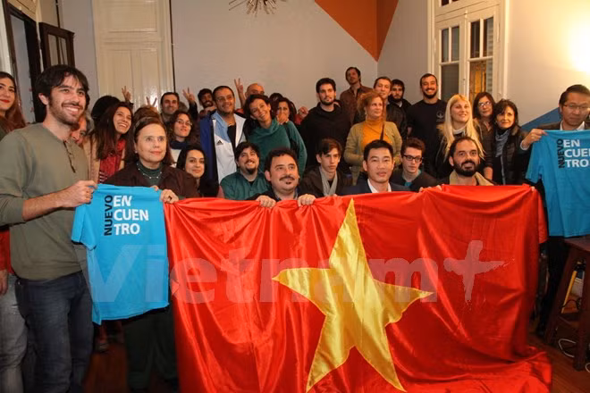 Amigos argentinos conmemoran Día de la Reunificación Nacional ảnh 1