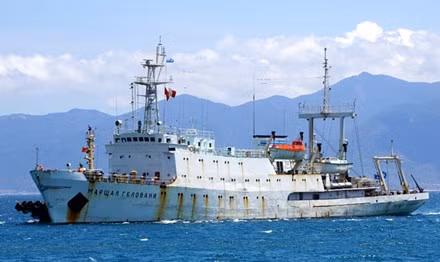 Buque hidrográfico ruso ancla en puerto de Cam Ranh ảnh 1