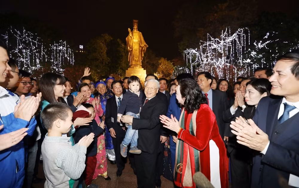 Secretario general del PCV da bienvenida al Tet con residentes de Hanoi ảnh 4