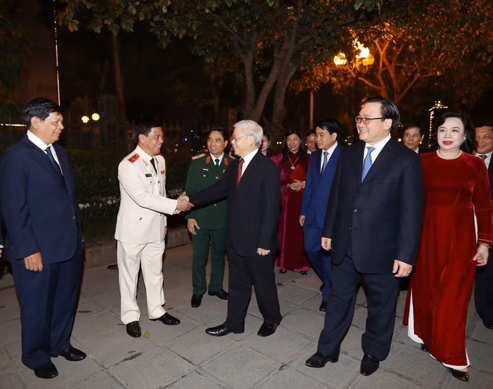 Secretario general del PCV da bienvenida al Tet con residentes de Hanoi ảnh 7