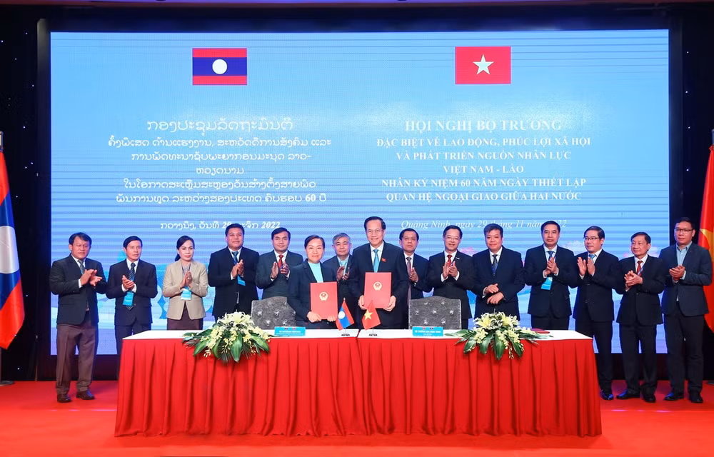 Acuerdo de cooperación entre Vietnam y Laos promueve desarrollo de recursos humanos ảnh 1