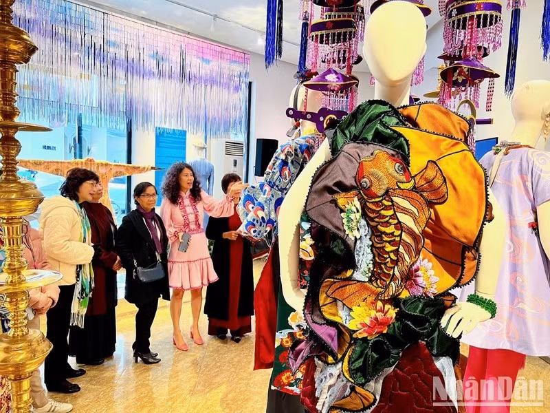 Moda contemporánea honra la identidad cultural vietnamita ảnh 1