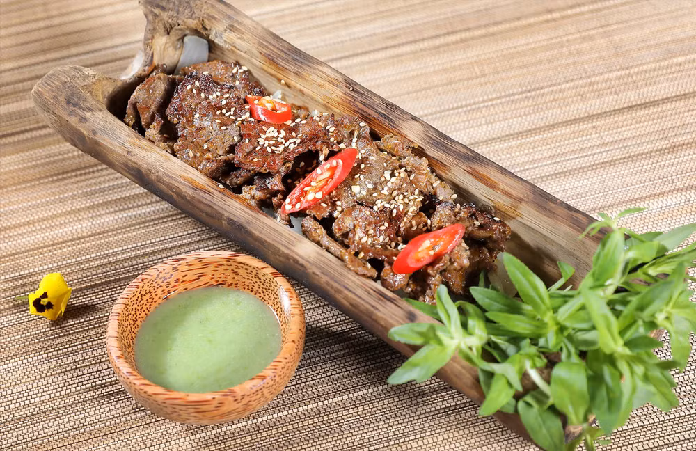 Ternera a la parrilla en tubo de bambú ảnh 1