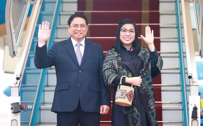 Premier parte de Hanoi para realizar visitas oficiales a Singapur y Brunei ảnh 1
