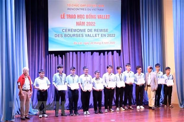 Becas Vallet otorgadas a estudiantes en las provincias centrales vietnamitas ảnh 1 Becas Vallet otorgadas a estudiantes en las provincias centrales vietnamitas ảnh 1
