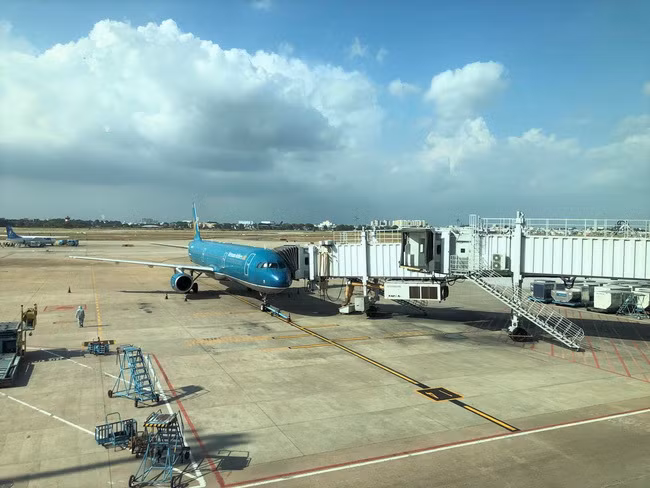 Aerolíneas vietnamitas ajustan planes de vuelo por tormenta Mulan ảnh 1