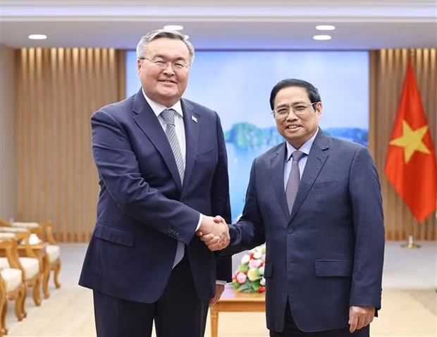 Premier vietnamita recibe al vicepremier y canciller de Kazajstán ảnh 1