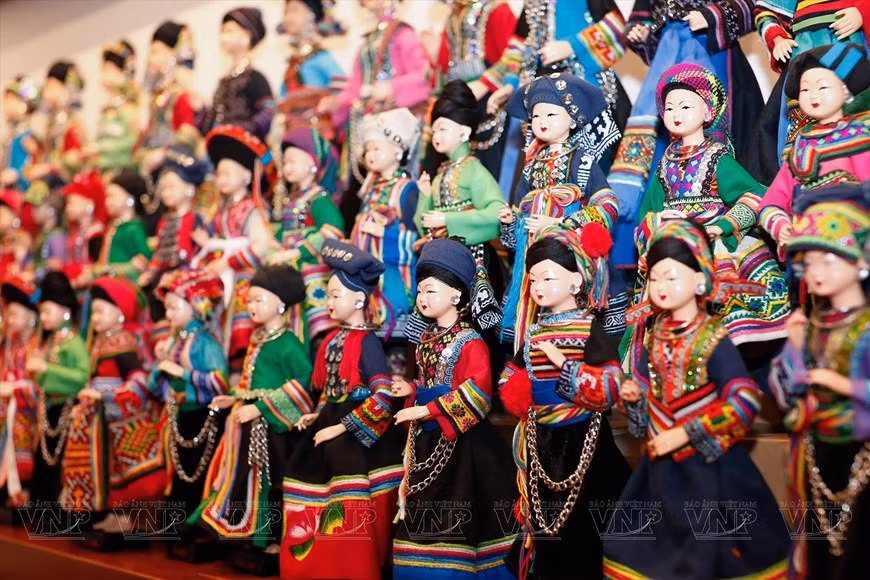 Confección de trajes típicos de grupos étnicos para muñecos ảnh 1