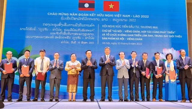 Hanoi y Vientiane promueven cooperación en inversión, comercio y turismo ảnh 1