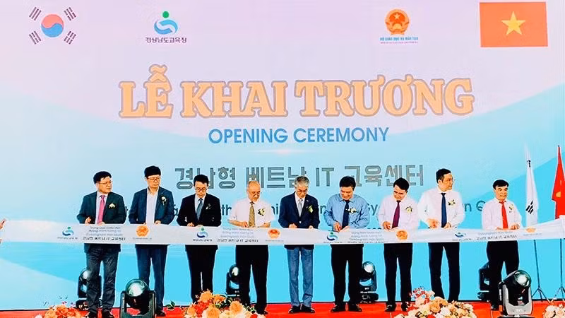 Inauguran Centro de Educación Inteligente bajo cooperación entre Vietnam y Corea del Sur ảnh 1