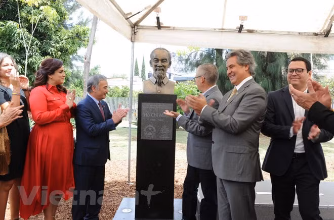 Develan busto de Presidente Ho Chi Minh en la ciudad mexicana de Guadalajara ảnh 1