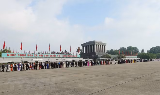 Más de 38 mil personas visitan Mausoleo de Ho Chi Minh en ocasión del Día de Independencia ảnh 1