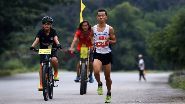 Atletas y aficionados de 17 países participaron en maratón Trang An 2018 ảnh 1