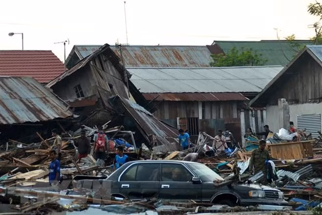Más de 830 muertos y otros dos millones 500 mil afectados por tsunami en Indonesia ảnh 1