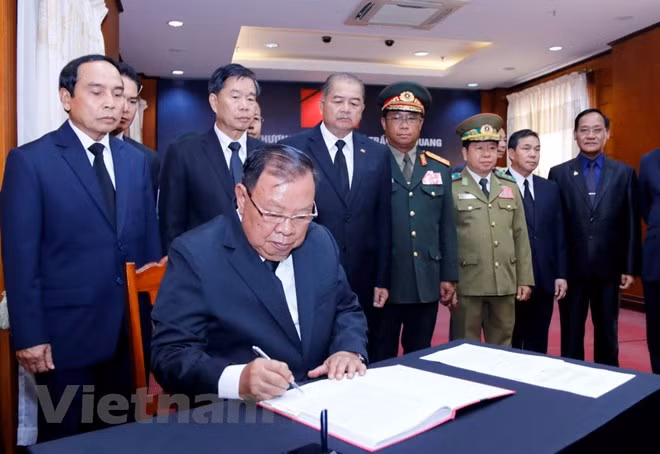 Embajadas de Vietnam en países sudesteasiáticos rinden homenaje póstumo a presidente Tran Dai Quang ảnh 1