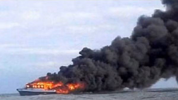 Indonesia reporta 10 muertos tras incendio de un ferry ảnh 1
