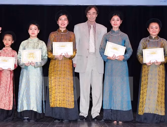 Entregan becas Vallet a estudiantes en centro de Vietnam ảnh 1 Entregan becas Vallet a estudiantes en centro de Vietnam ảnh 1