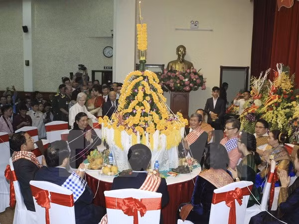 Hanoi celebra fiesta Bunpimay de Laos ảnh 1