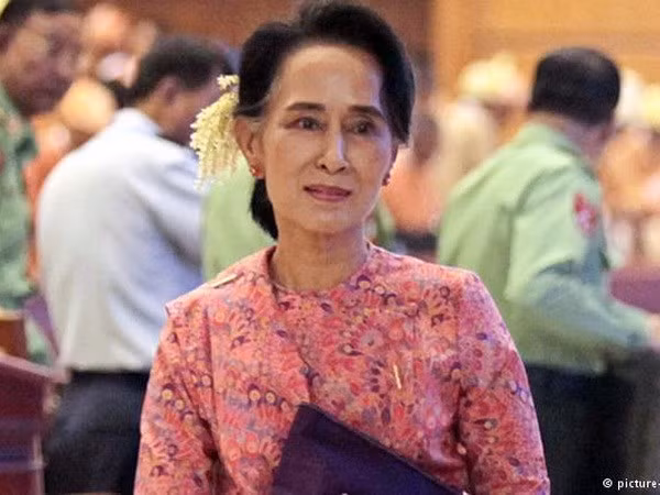 Oponen diputados de Ejército designación a Aung San Suu Kyi como asesora de Estado ảnh 1
