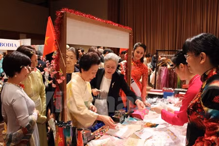 Vietnam participa en feria caritativa de la Asociación de Mujeres de Asia-Pacífico ảnh 1