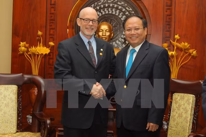 Líder del Partido Comunista de Estados Unidos visita Ciudad Ho Chi Minh ảnh 1 Líder del Partido Comunista de Estados Unidos visita Ciudad Ho Chi Minh ảnh 1