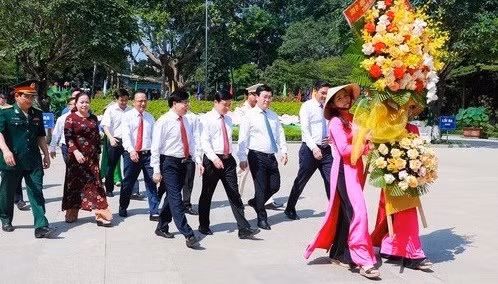 Celebran numerosas actividades para rendir homenaje al Presidente Ho Chi Minh ảnh 1