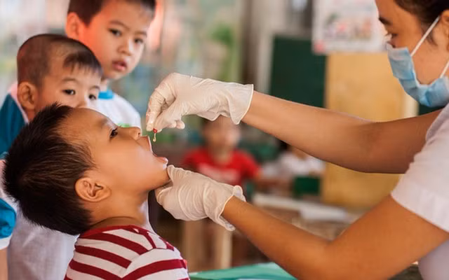Hanoi despliega campaña de administración de suplementos de vitamina A ảnh 1