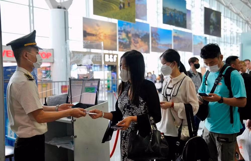 Aumenta número de pasajeros y vuelos internacionales en aeropuerto de Noi Bai ảnh 1