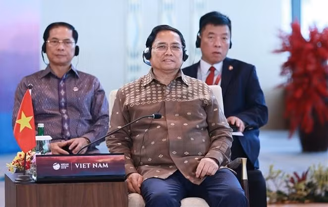 Premier vietnamita asiste a reunión restringida de la 42ª Cumbre de ASEAN ảnh 1