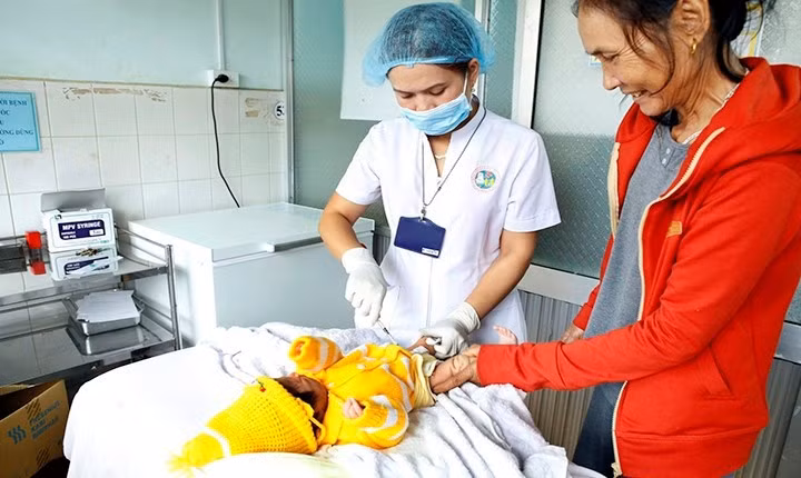 Semana Mundial de Inmunización alienta a Vietnam a ponerse al día con vacunas infantiles ảnh 1